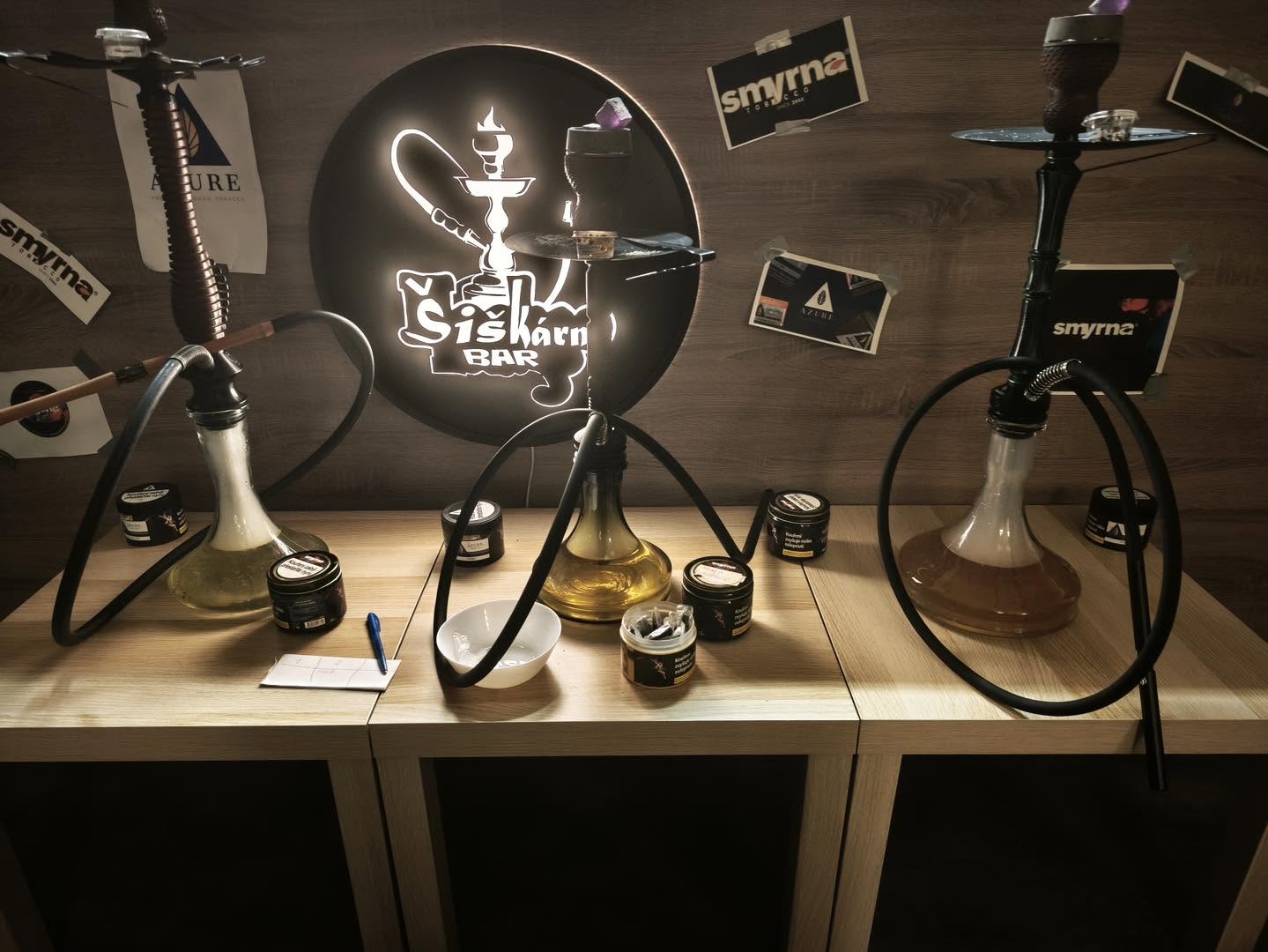 Elegantní tmavý lounge s teplým osvětlením
